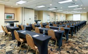 uma grande sala com mesas e cadeiras em Hampton Inn & Suites Concord-Charlotte em Concord