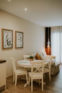 トレ・デル・マールにあるApartamentos Levante - Maresのリビングルーム(テーブル、椅子、ソファ付)