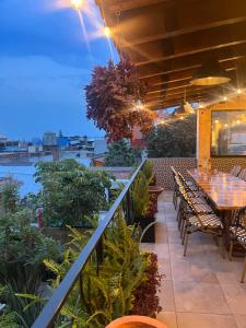een restaurant met tafels en stoelen op een balkon bij SOLSTICIO 212 in Cholula