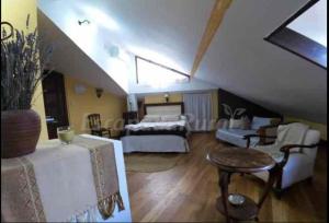 ein Schlafzimmer mit einem Bett und einem Tisch in einem Zimmer in der Unterkunft La hospederia de guadamur in Guadamur
