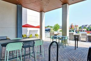 Home2 Suites By Hilton Charlotte Piper Glen的阳台或露台
