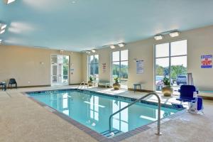 - une grande piscine dans une chambre d'hôtel dans l'établissement Home2 Suites By Hilton Charlotte Piper Glen, à Charlotte