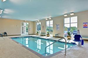 夏洛特Home2 Suites By Hilton Charlotte Piper Glen的酒店房间里的大型游泳池