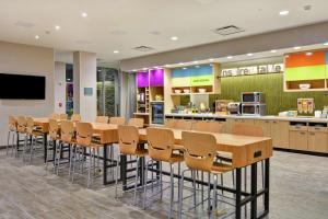 Home2 Suites By Hilton Charlotte Piper Glen餐厅或其他用餐的地方