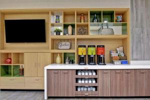 Home2 Suites By Hilton Charlotte Piper Glen的咖啡和沏茶工具
