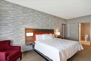 Home2 Suites By Hilton Charlotte Piper Glen客房内的一张或多张床位