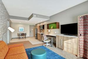 Home2 Suites By Hilton Charlotte Piper Glen的电视和/或娱乐中心