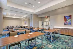 Home2 Suites By Hilton Charlotte Piper Glen餐厅或其他用餐的地方