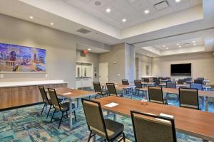 Home2 Suites By Hilton Charlotte Piper Glen的电视和/或娱乐中心
