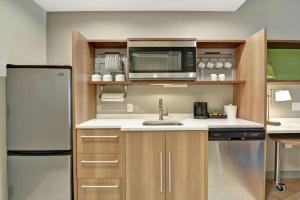 Home2 Suites By Hilton Charlotte Piper Glen的厨房或小厨房