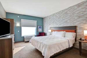 Home2 Suites By Hilton Charlotte Piper Glen客房内的一张或多张床位