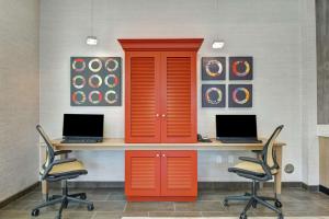 Home2 Suites By Hilton Charlotte Piper Glen的电视和/或娱乐中心