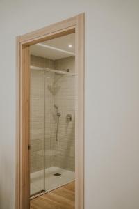 y baño con ducha y puerta de cristal. en Apartamentos Levante - Mares, en Torre del Mar