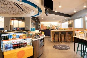 a restaurant with a drink counter and a bar at Tru By Hilton Rock Hill, SC in Rock Hill