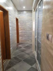 a hallway with a glass shower and a tiled floor at Superbe appartement en résidence in Cotonou