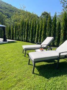 普拉韋茨的住宿－Luxury guests house “Heaven Hill”, Pravets city，草地上两把躺椅和一张桌子