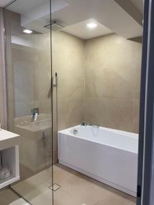 Ванна кімната в Luxury guests house “Heaven Hill”, Pravets city