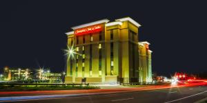 un bâtiment avec un panneau sur son côté la nuit dans l'établissement Hampton Inn & Suites Charlotte/Ballantyne, Nc, à Charlotte