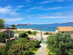 - Vistas a la playa y al océano en Playa de la Sirenita, Canido, Vigo, en Vigo