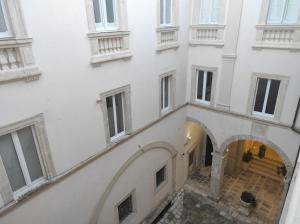 an external view of a white building with an archway at Interno 12 - L'Aquila in LʼAquila