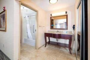 ein Bad mit einem Waschbecken und einem Spiegel in der Unterkunft Hampton Inn & Suites Greensburg in Greensburg