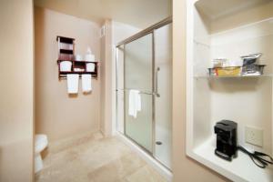 Ένα μπάνιο στο Hampton Inn & Suites Greensburg