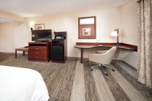 Μια τηλεόραση ή/και κέντρο ψυχαγωγίας στο Hampton Inn & Suites Greensburg
