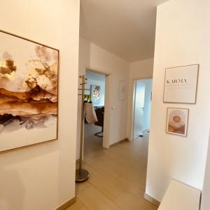 a hallway with a painting on the wall and a room with at Neues Glück Seligenstadt in Seligenstadt