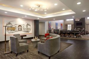 uma sala de estar com cadeiras e uma sala de jantar em Homewood Suites by Hilton Columbus OSU, OH em Columbus