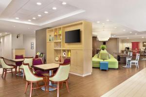 eine Lobby mit einem Essbereich und einem Wohnzimmer in der Unterkunft Home2 Suites By Hilton Columbus Dublin in Dublin
