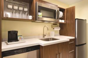 Kuchyň nebo kuchyňský kout v ubytování Home2 Suites By Hilton Columbus Dublin