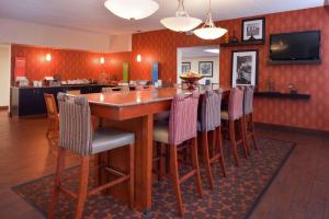 a bar with chairs and a table in a restaurant at Hampton Inn Columbus-East in Pickerington