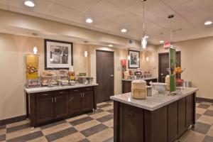 un vestíbulo con un mostrador de comida en un restaurante en Hampton Inn Columbus-South en Grove City