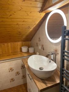 y baño con lavabo blanco y espejo. en Appartement 6 personnes les Contamines Montjoie, en Les Contamines-Montjoie