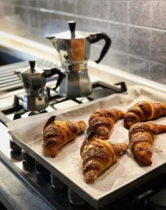 a tray of croissants sitting on top of a stove at Interno 12 - L'Aquila in LʼAquila