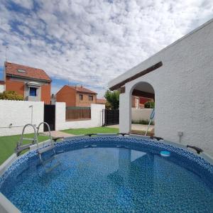 EL COBIJO في Mojados: مسبح في الحديقة الخلفية للمنزل