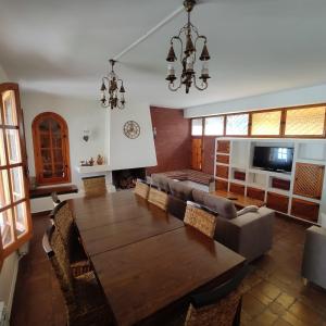 EL COBIJO في Mojados: غرفة معيشة مع طاولة خشبية وأريكة