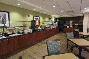 Un restaurante o sitio para comer en Hampton Inn Cocoa Beach