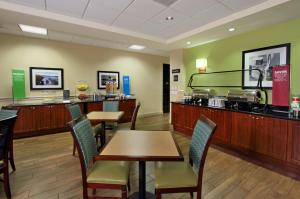 Una cocina o zona de cocina en Hampton Inn Cocoa Beach