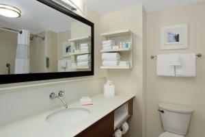 Un baño de Hampton Inn Cocoa Beach