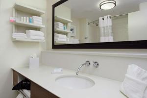 Un baño de Hampton Inn Cocoa Beach