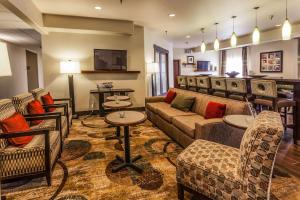 uma sala de estar com um sofá e cadeiras em Hampton Inn Colorado Springs-Airport em Colorado Springs