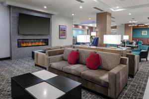 um átrio de hotel com sofás e uma lareira em Hilton Garden Inn Colorado Springs Downtown, Co em Colorado Springs