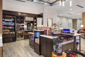 una tienda de comestibles con un mostrador con comida y bebida en Hilton Garden Inn Colorado Springs Downtown, Co, en Colorado Springs