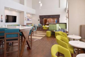 jadalnia z kolorowymi krzesłami i stołami w obiekcie Hampton Inn and Suites Port Aransas w mieście Port Aransas