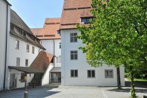 un bâtiment blanc avec un toit brun dans l'établissement Tagungshaus Kloster Heiligkreuztal, à Altheim