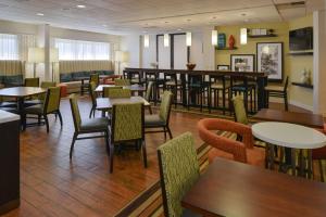 a dining room with tables and chairs and a cafeteria at Hampton Inn Carbondale in Carbondale