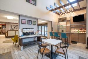 a restaurant with a bar with chairs and a table at Hampton Inn & Suites - Cincinnati/Kenwood, OH in Cincinnati