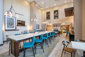 une grande salle à manger avec une grande table et des chaises dans l'établissement Hampton Inn & Suites - Cincinnati/Kenwood, OH, à Cincinnati