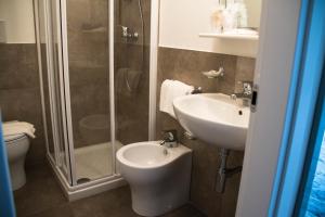 Koupelna v ubytování Hotel Arianna